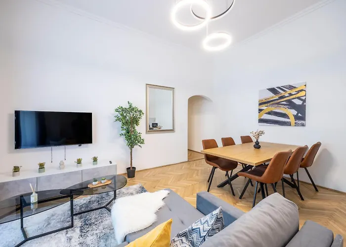 Prime Location & Cozy Central 3Bedrm Apartment