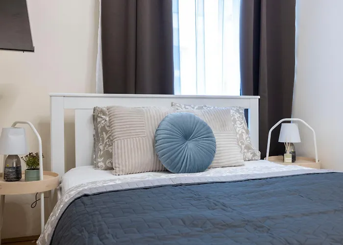 Prime Location & Cozy Central 3Bedrm Apartment