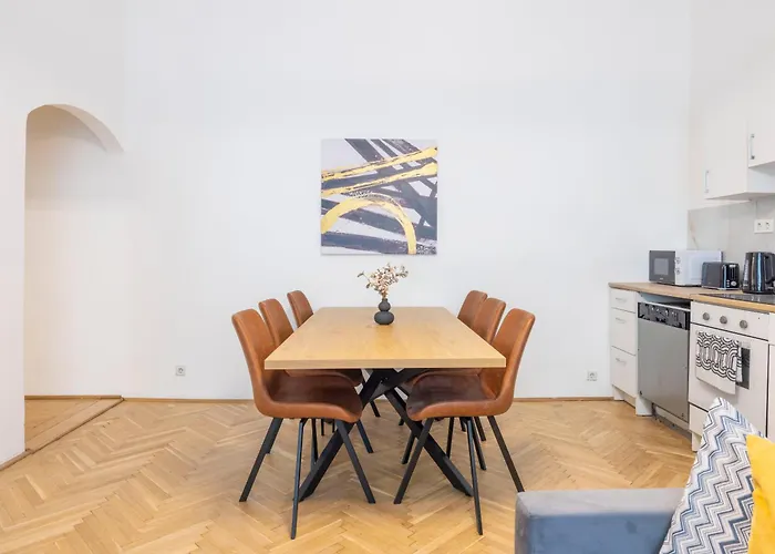 Prime Location & Cozy Central 3Bedrm Apartment